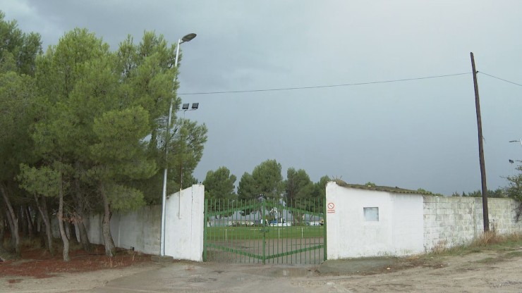 Entrada del campo de fútbol de Bujaraloz. | CARTV