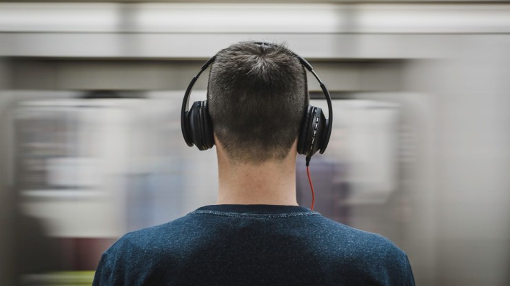 Más de 1.000 millones de personas de entre 12 y 35 años corren el riesgo de padecer hipoacusia debido a prácticas de escucha inseguras.