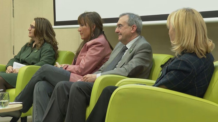 En el centro de la imagen, Sira Repollés y Leandro Catalán durante el Congreso de Médicos.
