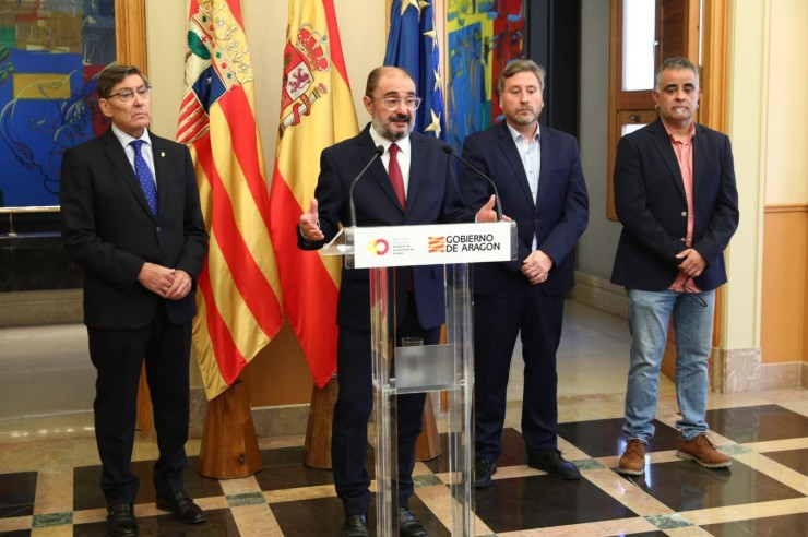 Javier Lambán, en el atril, junto a los representantes del cuatripartito, este viernes, en la rueda de prensa tras el Consejo de Gobierno extraordinario. / Gobierno de Aragón