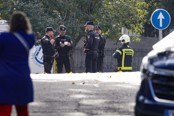 Miembros de la Policía Nacional y los Bomberos desplegados en las proximidades de la Embajada de Ucrania en Madrid este miércoles. / EFE.