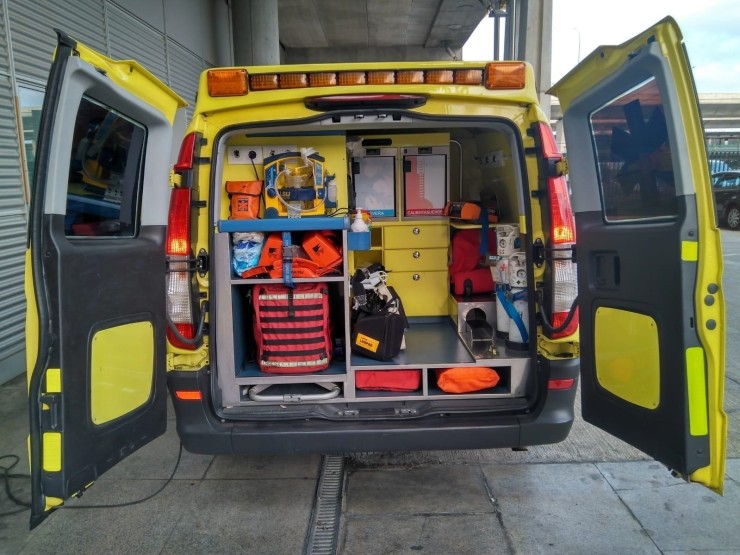 Interior de una ambulancia del 061en Zaragoza. / Europa Press