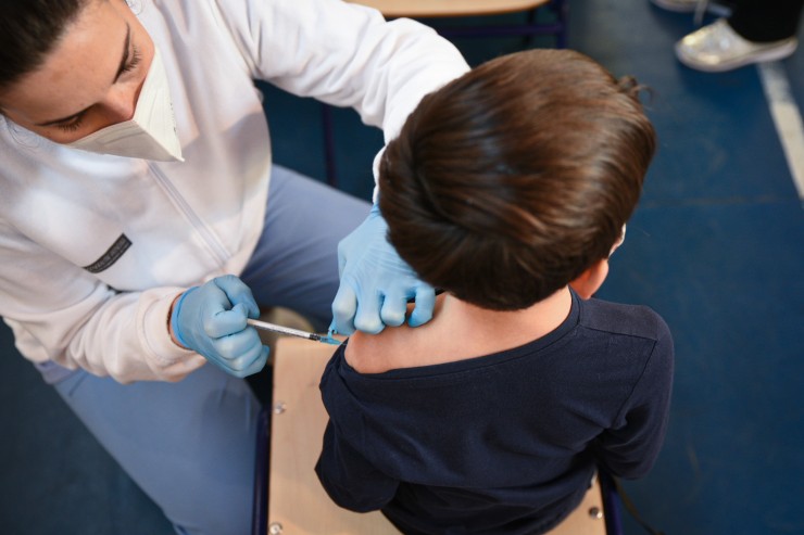 Un niño recibe la vacuna contra la COVID-19. / Europa Press