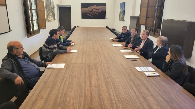 Uno de los momentos de la reunión entre el presidente de la DPZ y los alcaldes afectados por el incendio de Añón./ Diputación de Zaragoza.