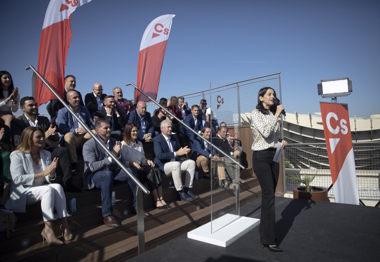 La presidenta de Ciudadanos, Inés Arrimadas (d), este sábado en la presentación de candidaturas andaluzas a las municipales de 2023./ María José López / Europa Press.