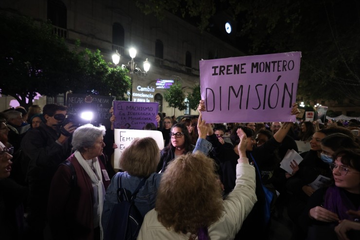 Pancarta en la que se pedía la dimisión de Irene Montero. / Joaquín Corchero - Europa Press.