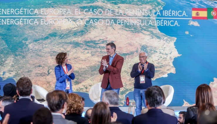 María Jesús Montero, Pedro Sánchez y António Costa, en un momento de la charla sobre política energética. / Ricardo Rubio - Europa Press.