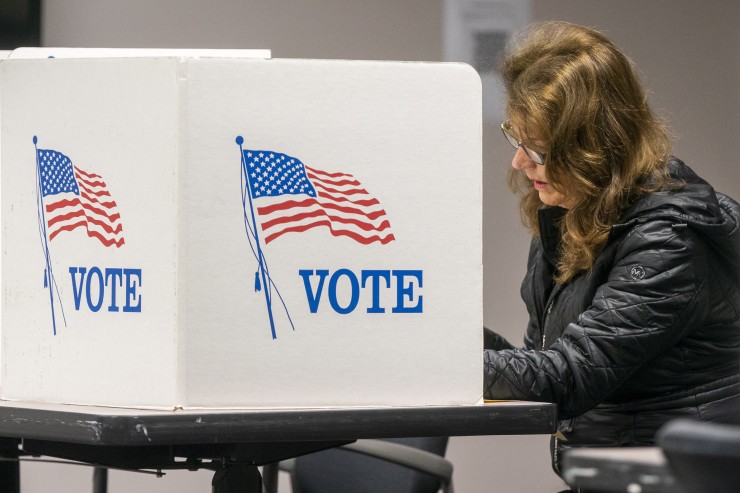 Una votante rellena este martes su papeleta de voto en Fairfax, Virginia. EFE/ Shawn Thew