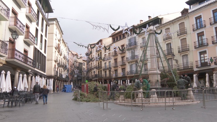 El montaje del árbol de Navidad en la plaza del Torico de Teruel ha comenzado ya.