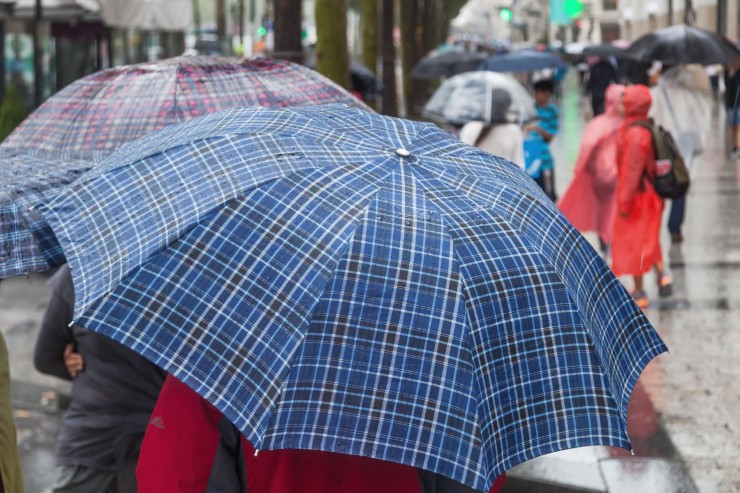 Paraguas y chubasqueros para protegerse de la lluvia. / Canva