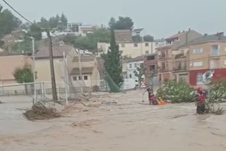 Momento del rescate de dos personas atrapadas en su vehículo. / Diputación de Teruel
