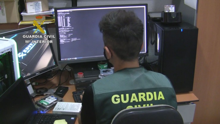 Un agente de la Guardia Civil investiga un caso de ciberdelincuencia.