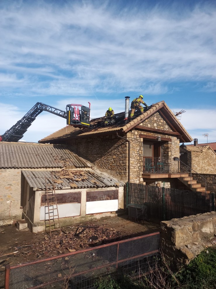 El incendio ha arrasado unos 25 metros cuadrados de la cubierta de la vivienda, en Barós (Huesca). / Diputación de Huesca