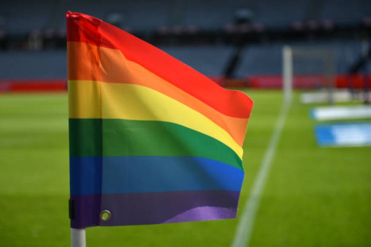79 de los delitos de odio relacionados con la orientación sexual e identidad de género se produjeron en campos de fútbol e instalaciones deportivas. / iStock
