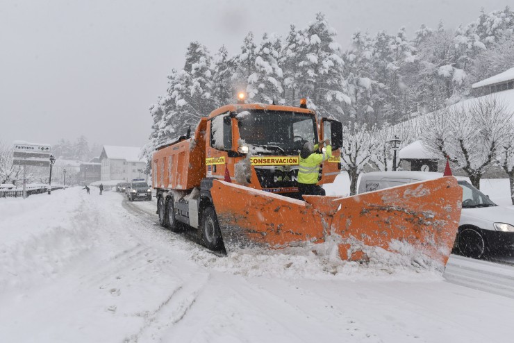 Imagen de archivo de un camión quitanieves despejando una carretera en el Pirineo aragonés, en Huesca. / Europa Press