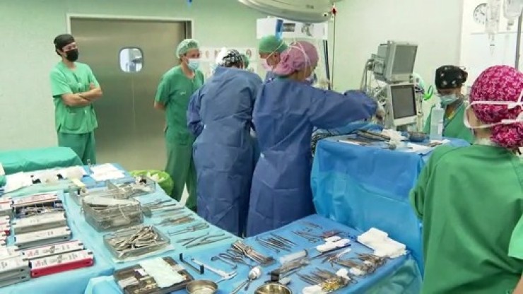Equipo médico trabajando en un quirófano