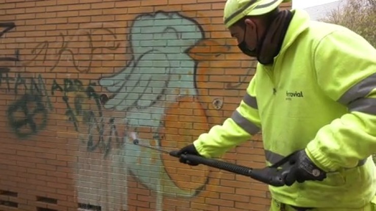 Operario municipal trabajando para eliminar pintadas.