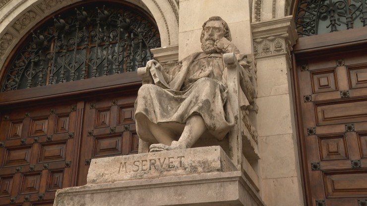 Figura de Miguel Servet en la puerta del Paraninfo de la Universidad de Zaragoza.