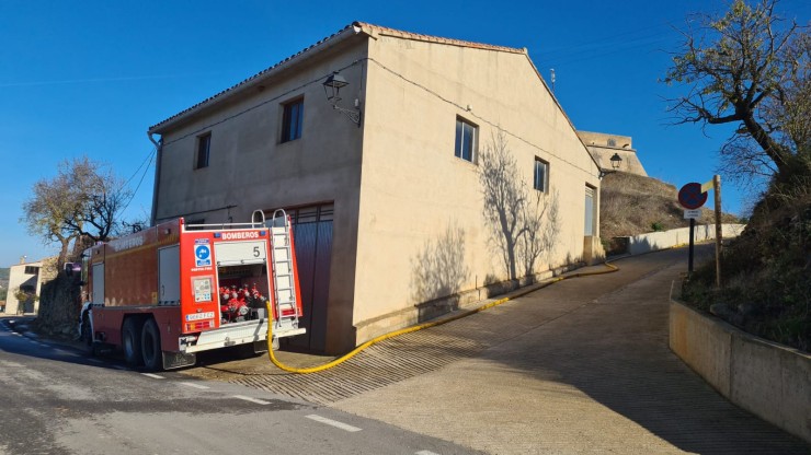 Los bomberos, llenando el depósito municipal de Lledó. | Diputación de Teruel