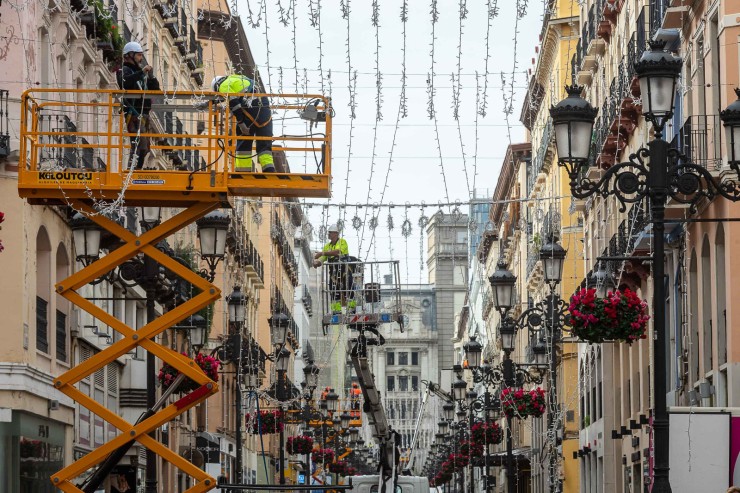 Operarios colocando las luces de Navidad en la calle Alfonso. / Ayuntamiento de Zaragoza