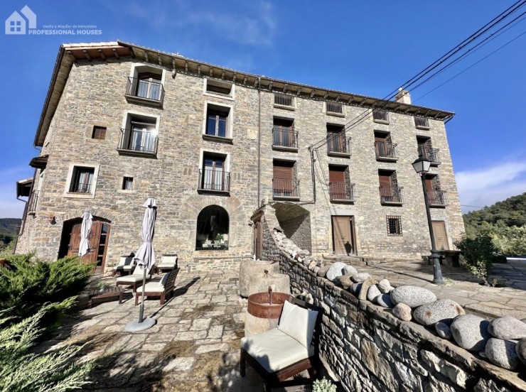 Hotel a la venta en la comarca del Sobrarbe. / Professional Houses