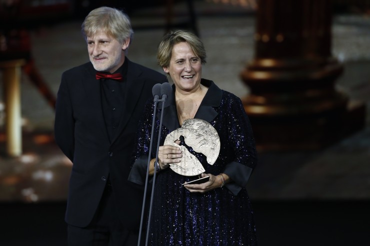 El director Gaizka Urresti y Paula Labordeta reciben el galardón al mejor largometraje documental. ( Javier Ramírez / Europa Press)