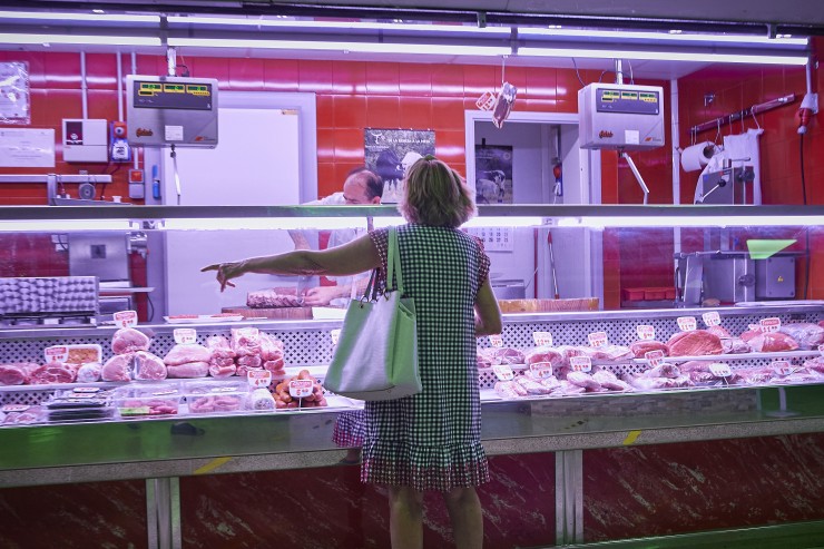 Una mujer compra en un mercado municipal. / Europa Press