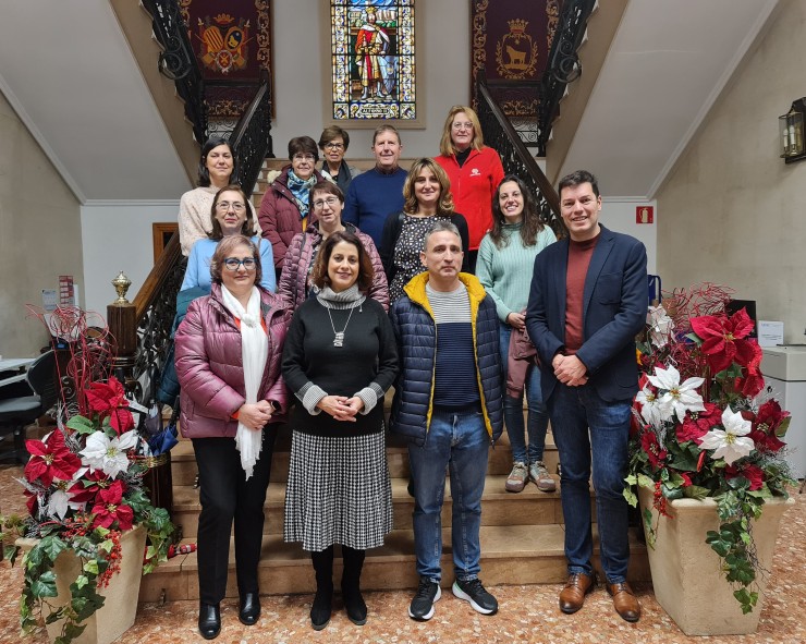 La alcaldesa de Teruel, Emma Buj, junto a representantes de algunas de las entidades participantes en el mercadillo solidario. / Ayuntamiento de Teruel
