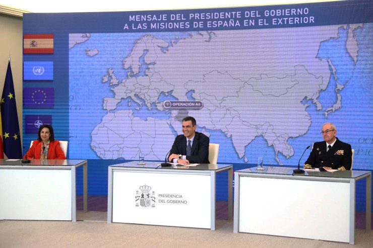 El presidente del Gobierno, Pedro Sánchez, mantiene la tradicional videoconferencia navideña con las unidades españolas. / EFE