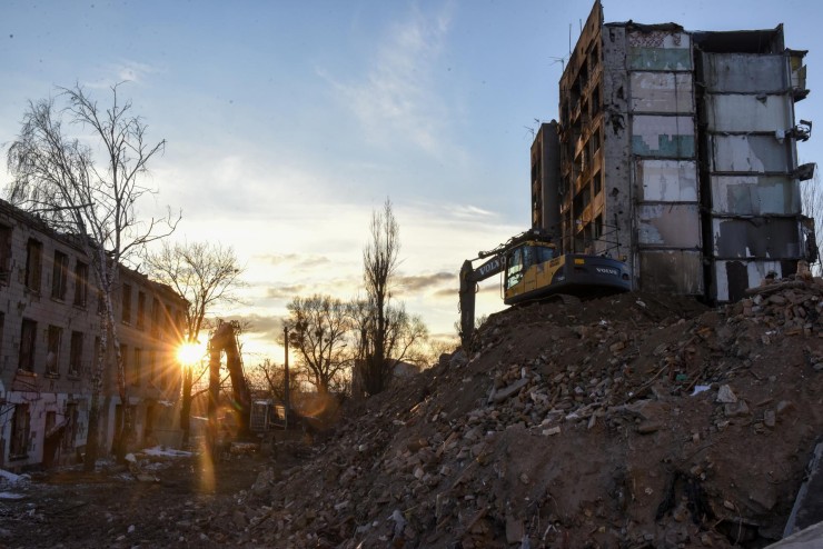Unas máquinas retiran escombros de edificios destruidos en un bombardeo ruso en la localidad ucraniana de Borobyanka, cerca de Kiev. / EFE.