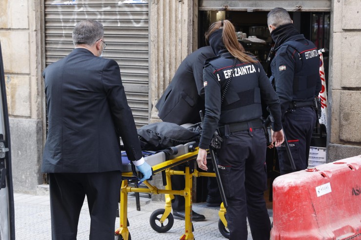 Una mujer ha sido asesinada en un bar del barrio de San Francisco en Bilbao, acuchillada anoche presuntamente por su pareja en el mismo local. / EFE.