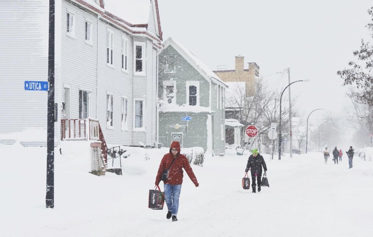 Los ciudadanos trasladan víveres a lo largo de una avenida cubierta de nieve en West Buffalo , Nueva York. / EFE.