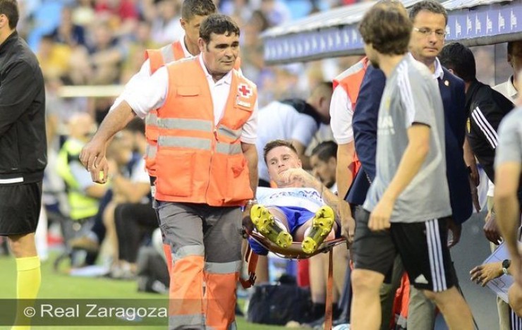 Carlos Vigaray se marcha lesionado durante un encuentro. Foto: Real Zaragoza.