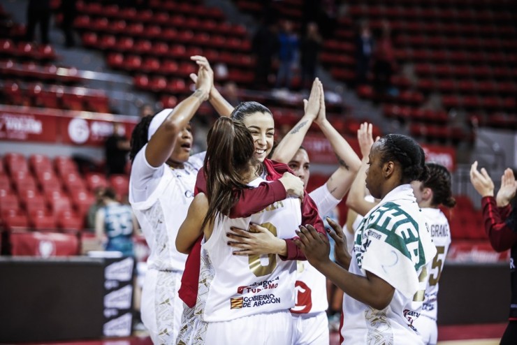 Las jugadoras de Casademont Zaragoza celebran la última victoria.