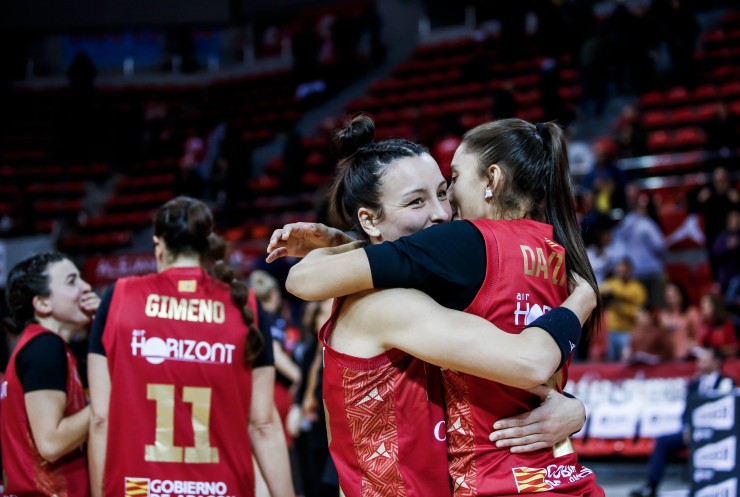 Las jugadoras de Casademont Zaragoza femenino celebran un triunfo.