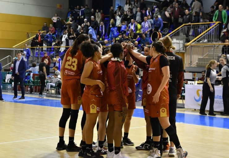 Las jugadoras de Casademont Zaragoza femenino tras una victoria.