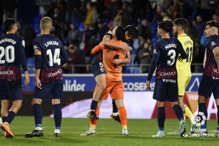 Los jugadores de la SD Huesca celebran un triunfo en El Alcoraz.
