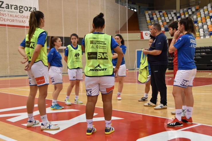 Chus Muñoz dirige a sus jugadoras durante un entrenamiento.