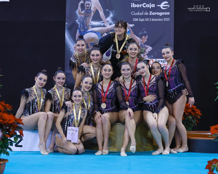 Las chicas del Club Esther Domínguez posan con la medalla de oro.