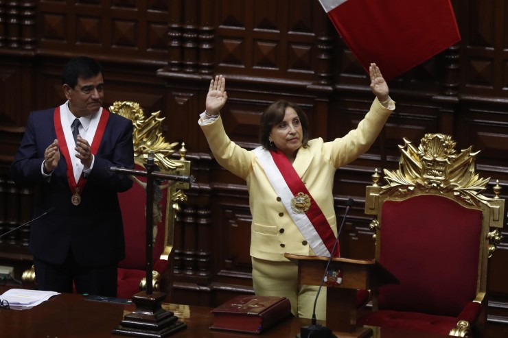Dina Boluarte saluda tras haber jurado el cargo como nueva presidenta del Perú. (EFE/ Paolo Aguilar)