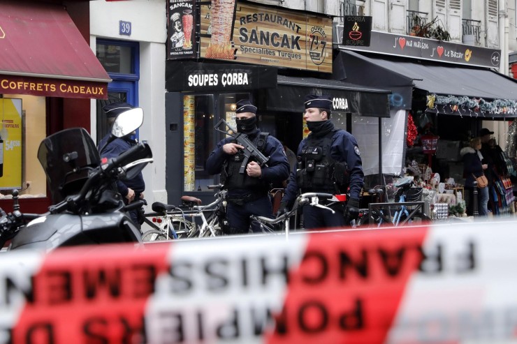 Varios agentes vigilan el lugar del tiroteo en Paris. / EFE