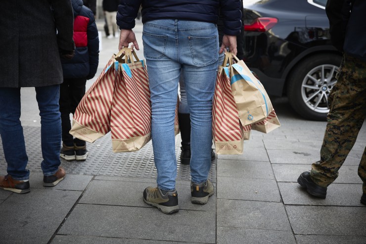Imagen de archivo de un hombre cargado con bolsas. / Europa Press