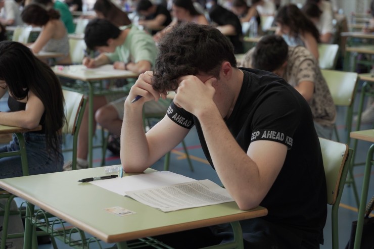 Un estudiante realiza uno de los exámenes de la EvAU. / Europa Press.