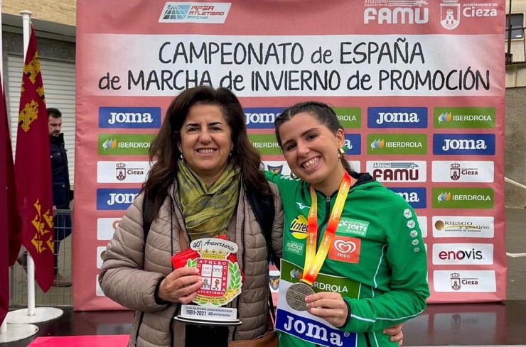 Eva Rico posa con la medalla de plata lograda en el Nacional de Marcha de Invierno de Promoción.