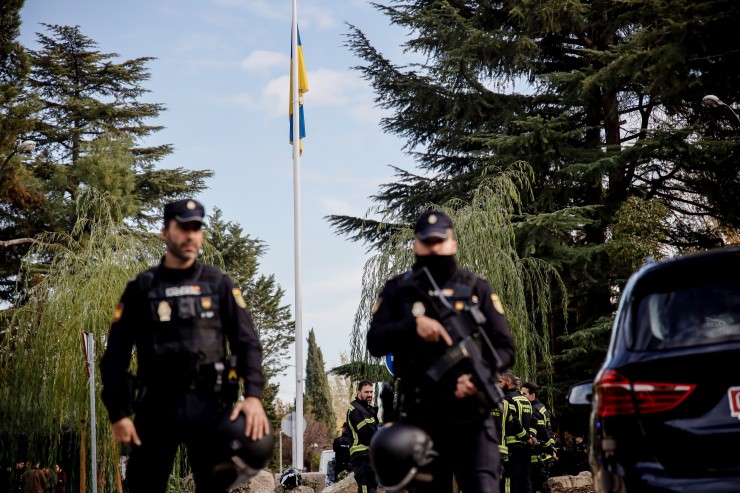 Agentes de la Policía, delante de la embajada de Ucrania en Madrid, el pasado miércoles. / Carlos Luján / Europa Press