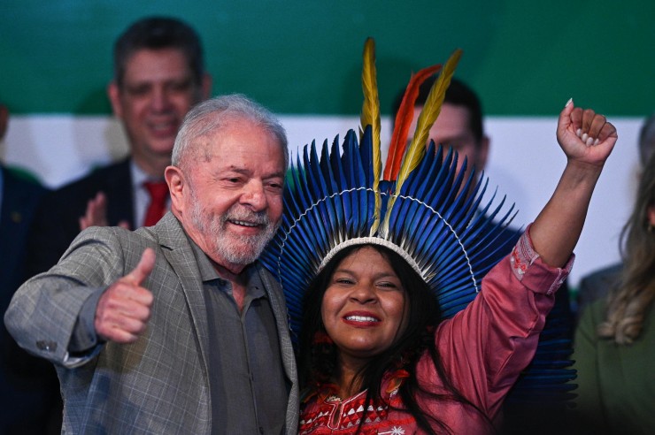 El presidente electo de Brasil, Luiz Inacio Lula da Silva, posa al lado de la designada ministra de los Pueblos Indígenas, Sônia Guajajara. / EFE.