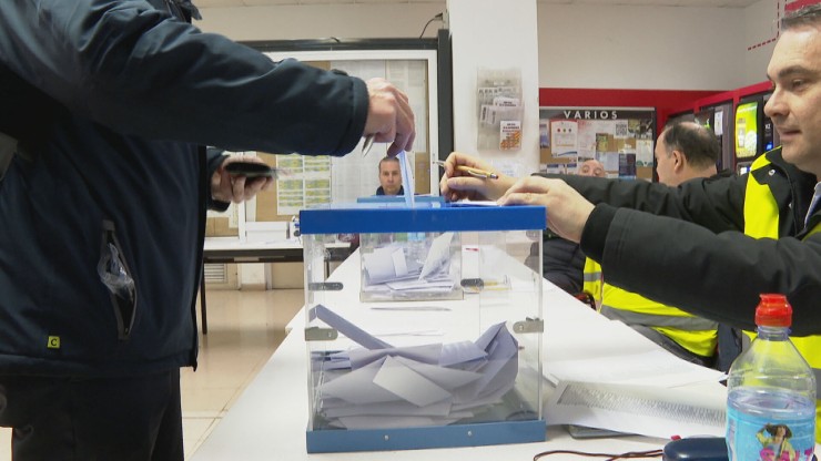 Un trabajador depositando su voto en la urna.