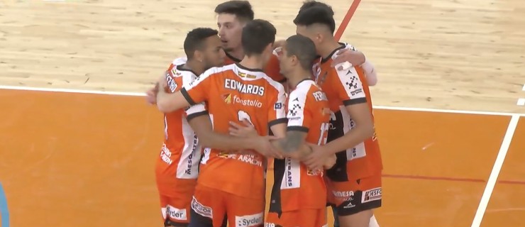Los jugadores del Pamesa Teruel Voleibol celebran un punto.