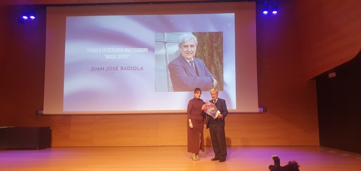 Juan José Badiola recibe el galardón a la Excelencia en los Premios Aragón Investiga. / Twitter