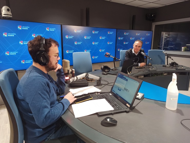 Luis Fabra en los estudios de Aragón Radio.